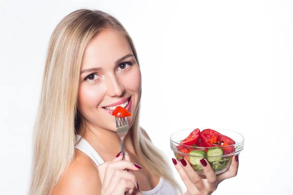 若くてきれいな女性は、野菜サラダを食べる。健康的な食事。形にする. — ストック写真