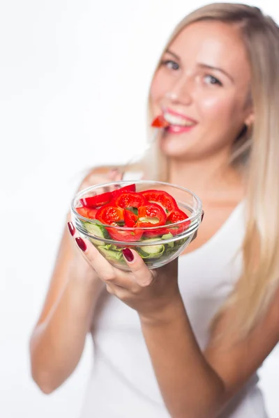 Jovem mulher bonita come salada de legumes. Alimentação saudável. Para estar em forma . — Fotografia de Stock