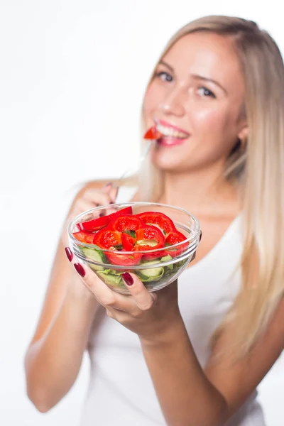 Genç güzel kadın sebze salatası yiyor. Sağlıklı beslenme. Şeklinde olmak. — Stok fotoğraf