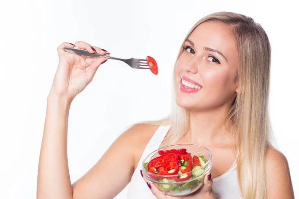 Ung vacker kvinna äter grönsakssallad. Sunda matvanor. Att vara i form. — Stockfoto