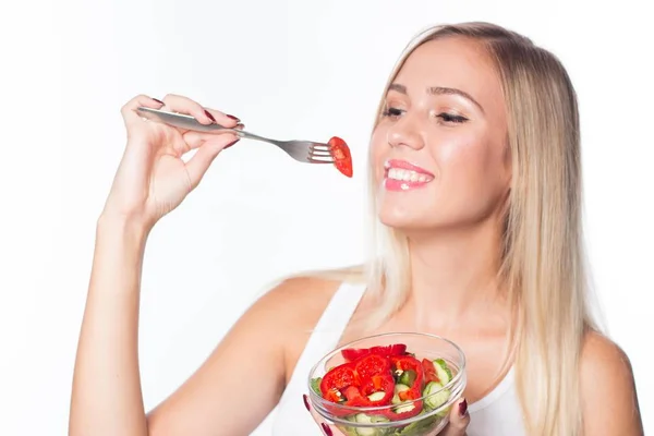 O tânără frumoasă mănâncă salată de legume. Mâncare sănătoasă. Pentru a fi în formă . — Fotografie, imagine de stoc