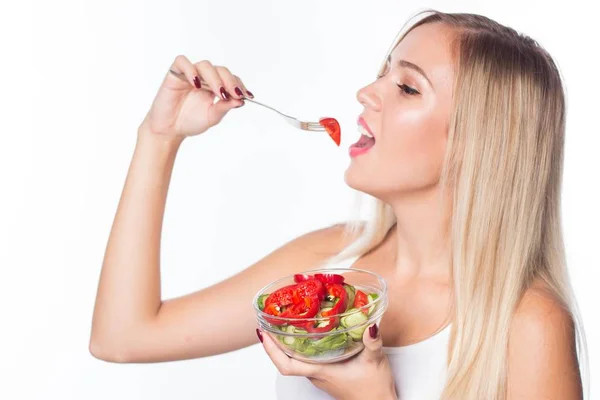 年轻漂亮的女人吃蔬菜沙拉。健康的饮食。要在形状中. — 图库照片