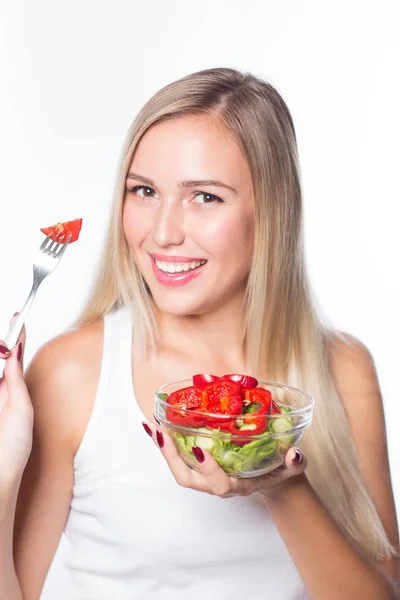 O tânără frumoasă mănâncă salată de legume. Mâncare sănătoasă. Pentru a fi în formă . — Fotografie, imagine de stoc