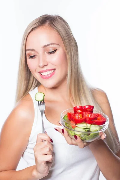 Fiatal gyönyörű nő eszik zöldségsaláta. Az egészséges táplálkozás. Hogy az alakzat. — Stock Fotó