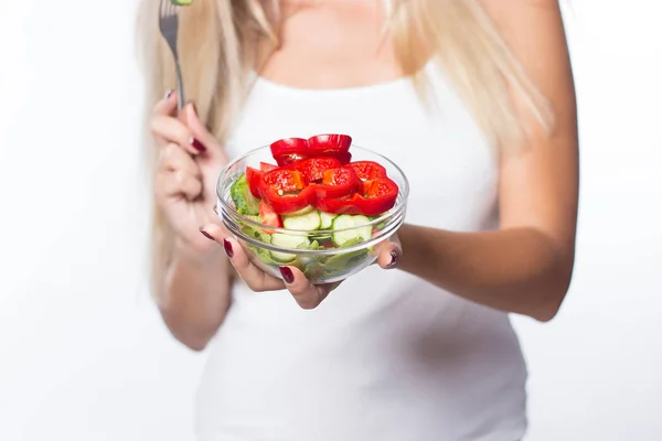 Joven hermosa mujer come ensalada de verduras. Alimentación saludable. Para estar en forma . — Foto de Stock