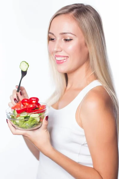 Młoda kobieta piękne zjada Sałatka jarzynowa. Zdrowe odżywianie. Aby być w formie. — Zdjęcie stockowe