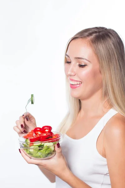 Молода красива жінка їсть овочевий салат. Здорове харчування. Бути у формі . — стокове фото