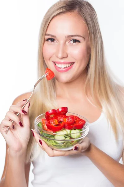 Jovem mulher bonita come salada de legumes. Alimentação saudável. Para estar em forma . — Fotografia de Stock