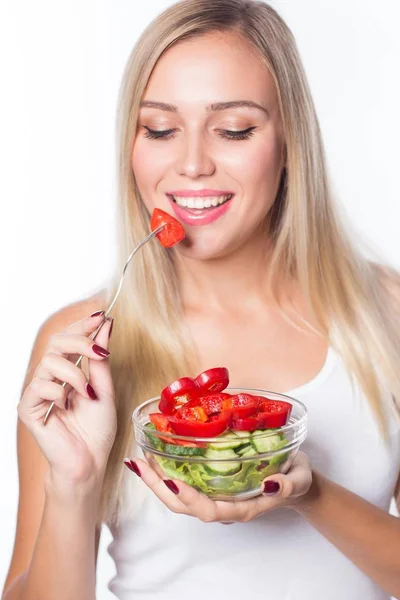 Jovem mulher bonita come salada de legumes. Alimentação saudável. Para estar em forma . — Fotografia de Stock