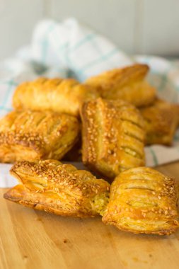 Puf böreği peynirli kızarmış köftesi. Ekmek yapım ürünleri.