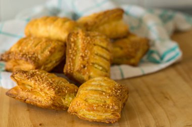 Puf böreği peynirli kızarmış köftesi. Ekmek yapım ürünleri.