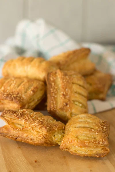 Patatas fritas con queso de hojaldre. Productos de panadería . —  Fotos de Stock