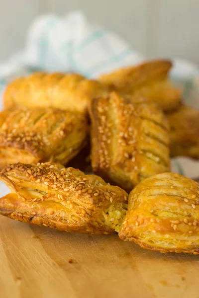 Patatas fritas con queso de hojaldre. Productos de panadería . —  Fotos de Stock