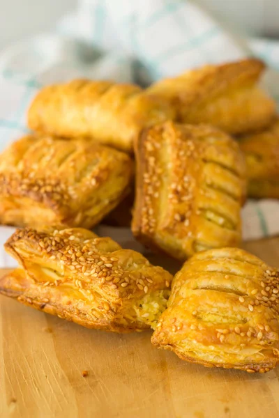 Patatas fritas con queso de hojaldre. Productos de panadería . —  Fotos de Stock