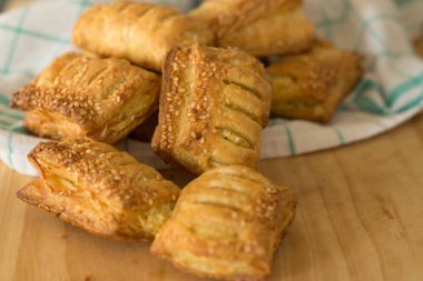 Puf böreği peynirli kızarmış köftesi. Ekmek yapım ürünleri.