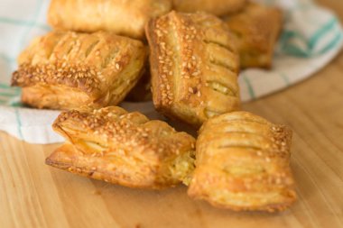 Puf böreği peynirli kızarmış köftesi. Ekmek yapım ürünleri.