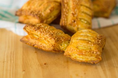 Puf böreği peynirli kızarmış köftesi. Ekmek yapım ürünleri.