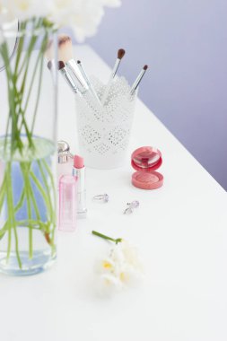 Kozmetik ve tuvalet masasının üzerinde bir buket.