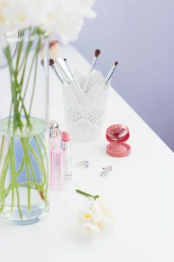 Kozmetik ve tuvalet masasının üzerinde bir buket.