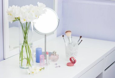 Kozmetik ve tuvalet masasının üzerinde bir buket.