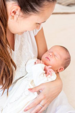 Çocuk ve anne güzel hassas resmi. Fotoğraf bacaklar, kolları closeup bebeğim. Sevimli bebeğin bacakları. Yenidoğan.