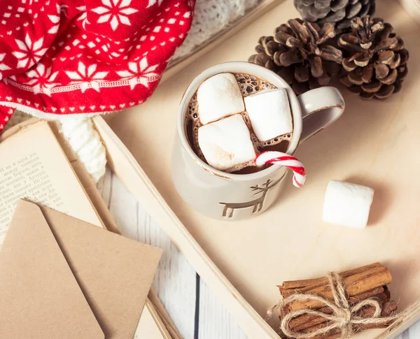 Humor de Natal. Café da manhã aconchegante. Xadrez, uma bandeja, uma caneca de cacau quente, marshmallows. O livro e o cartão de Natal . — Fotografia de Stock