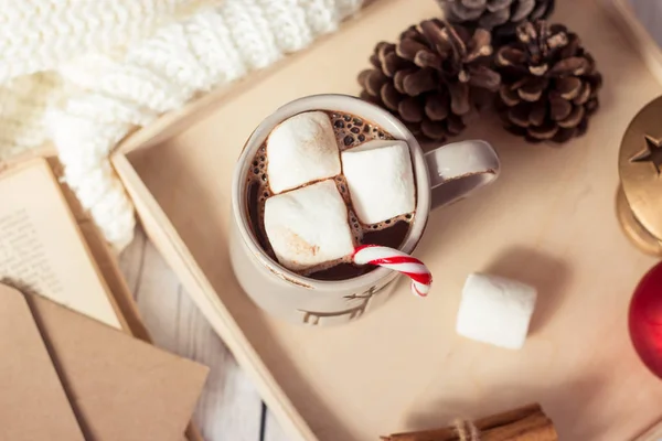 Humor de Natal. Café da manhã aconchegante. Xadrez, uma bandeja, uma caneca de cacau quente, marshmallows. O livro e o cartão de Natal . — Fotografia de Stock