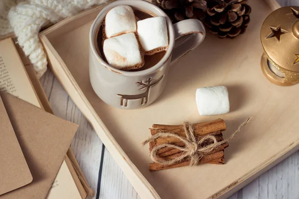 Karácsonyi hangulat. Hangulatos karácsonyi reggeli. Kockás, a tálca, egy bögre forró kakaót a marshmallows. A könyv és a karácsonyi kártya. — Stock Fotó