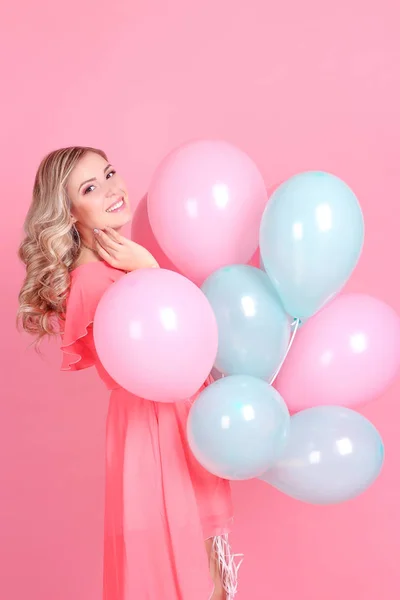 Menina loira bonita jovem segurando balões. Estúdio. Mulher segurando balões coloridos. Aniversário . — Fotografia de Stock