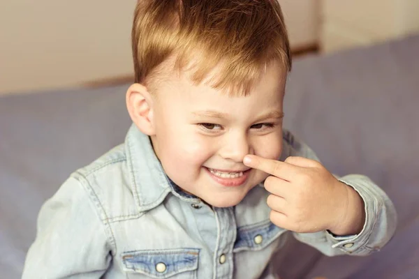 Malý roztomilý chlapec hraje na posteli. Kluk 3 roky sedí na posteli. Šťastný chlapec. Tónovaný fotografie. — Stock fotografie