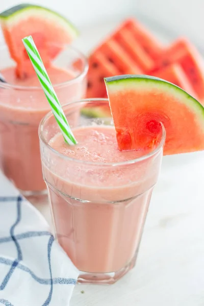 Batidos de leite de melancia. Um cocktail de Verão. Bebida de verão. Melancia. Leite . — Fotografia de Stock