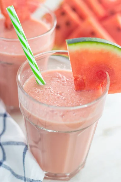 Batidos de leite de melancia. Um cocktail de Verão. Bebida de verão. Melancia. Leite . — Fotografia de Stock