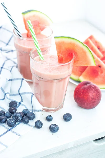 Batidos de leche de sandía. Cóctel de verano. Bebida de verano. Sandía. Leche. Arándanos. Melocotón. Fruta. . —  Fotos de Stock