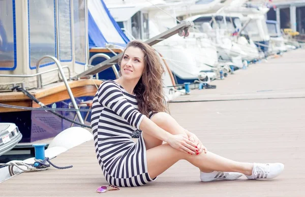 Beautiful young woman near the yachts. Portrait of a young sexy woman. Beautiful tanned woman in vest, summer sea vacation. Happ — Stock Photo, Image