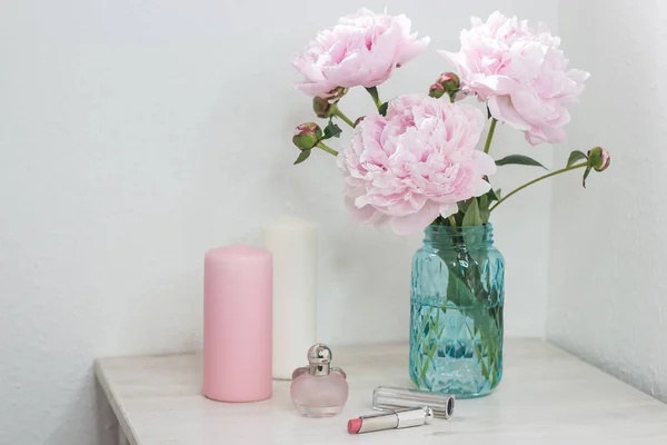 Bir vazo içinde pembe peonies buket. Bir vazo, acıbadem kurabiyesi, kozmetik masada peonies buket. Tuvalet Masası.