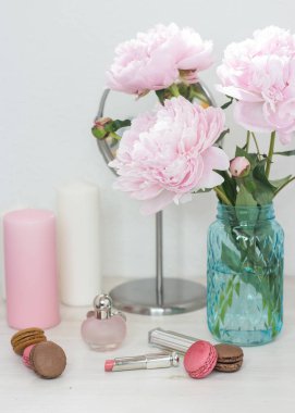 Bir vazo içinde pembe peonies buket. Bir vazo, acıbadem kurabiyesi, kozmetik masada peonies buket. Tuvalet Masası.