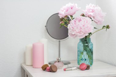 Bir vazo içinde pembe peonies buket. Bir vazo, acıbadem kurabiyesi, kozmetik masada peonies buket. Tuvalet Masası.