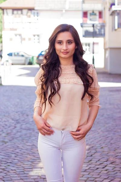 Avrupa'da şehir, genç güzel kadın esmer yürür. Yaz. Mutlu kız. Sokak moda.