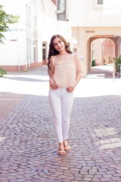 Avrupa'da şehir, genç güzel kadın esmer yürür. Yaz. Mutlu kız. Sokak moda.