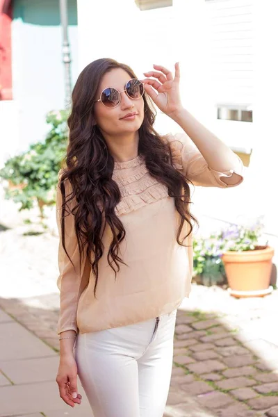 Avrupa'da şehir, genç güzel kadın esmer yürür. Yaz. Mutlu kız. Sokak moda.