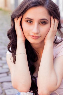 Avrupa'da şehir, genç güzel kadın esmer yürür. Yaz. Mutlu kız. Sokak moda.