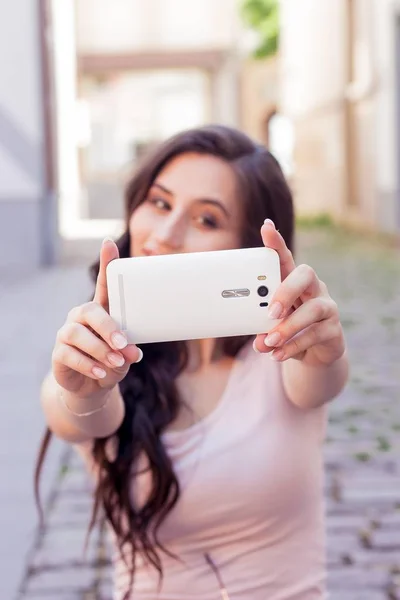 Młoda kobieta piękna brunetka idzie na miasto w Europie. Letnich. Szczęśliwa dziewczyna. Mody ulicznej. Młoda piękna kobieta mówi przez telefon. Dziewczyna bierze Zdjęcia Toples. — Zdjęcie stockowe