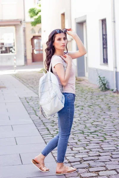 Jeune belle femme brune se promène à la ville en Europe. L'été. Bonne fille. Mode de rue . — Photo