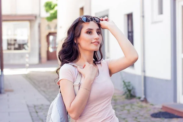 Jeune belle femme brune se promène à la ville en Europe. L'été. Bonne fille. Mode de rue . — Photo