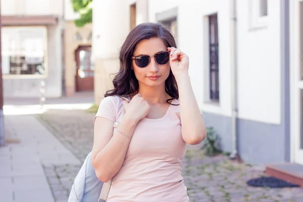 Ung vacker kvinna brunett promenader i staden i Europa. Sommaren. Glad tjej. Gatumode. — Stockfoto