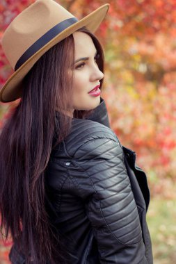 Şapkasını ve ceket sonbahar Park genç güzel kadın. Sıcak sonbahar. Mutlu kız sonbahar portresi. Mutlu genç kadın walkin