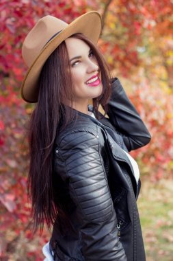 Şapkasını ve ceket sonbahar Park genç güzel kadın. Sıcak sonbahar. Mutlu kız sonbahar portresi. Mutlu genç kadın walkin