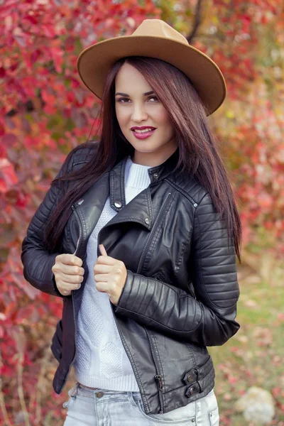 Mulher bonita nova em um chapéu e jaqueta no parque de outono. Outono quente. Retrato de outono de uma menina feliz. Jovem feliz walkin — Fotografia de Stock