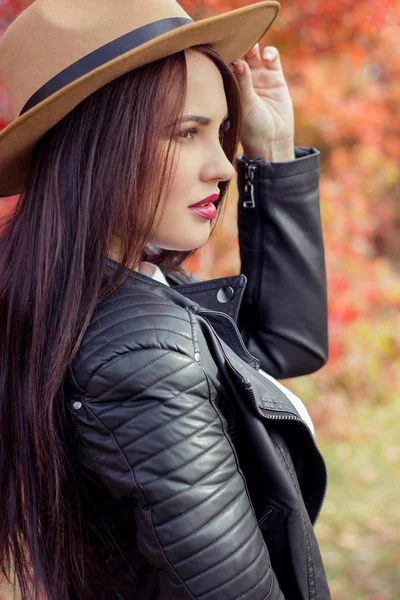 Mooie jongedame in een hoed en jas in herfst park. Warme herfst. Herfst portret van een gelukkig meisje. Gelukkig jonge vrouw walkin — Stockfoto