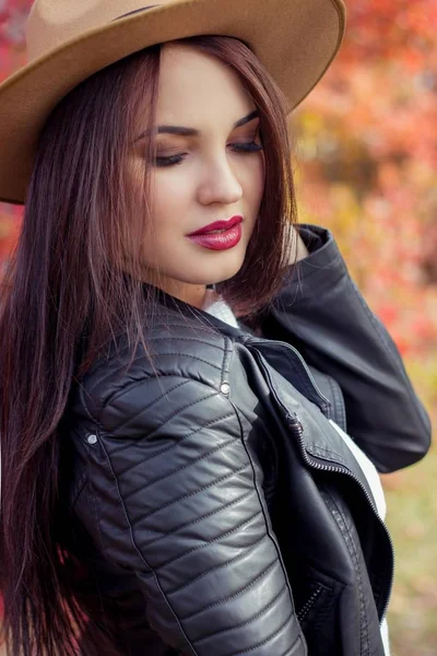 Şapkasını ve ceket sonbahar Park genç güzel kadın. Sıcak sonbahar. Mutlu kız sonbahar portresi. Mutlu genç kadın walkin